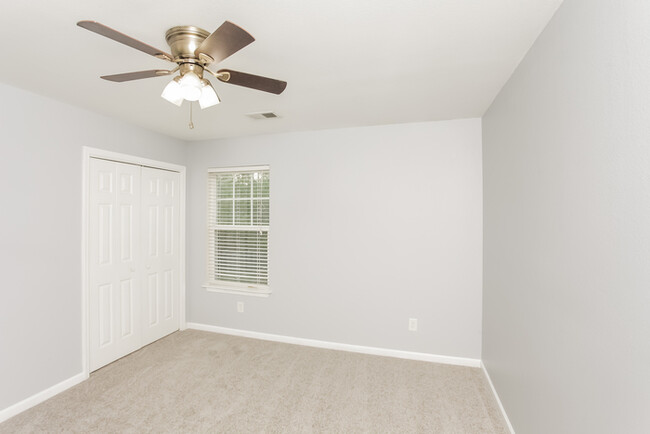 Building Photo - 3 Bedroom Columbia Home