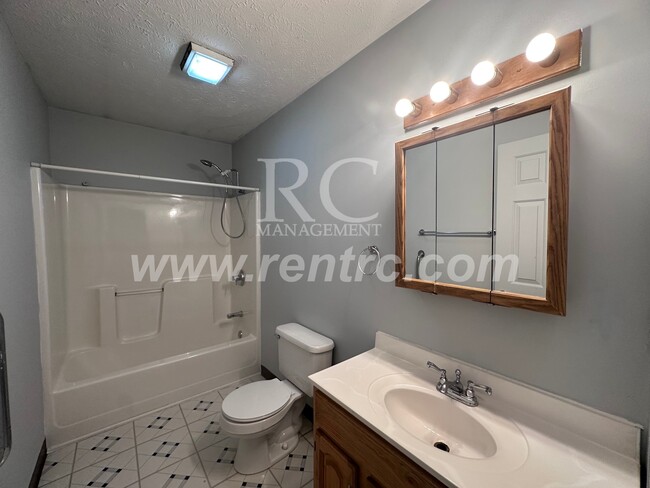 Building Photo - 1002-5 Glendale-