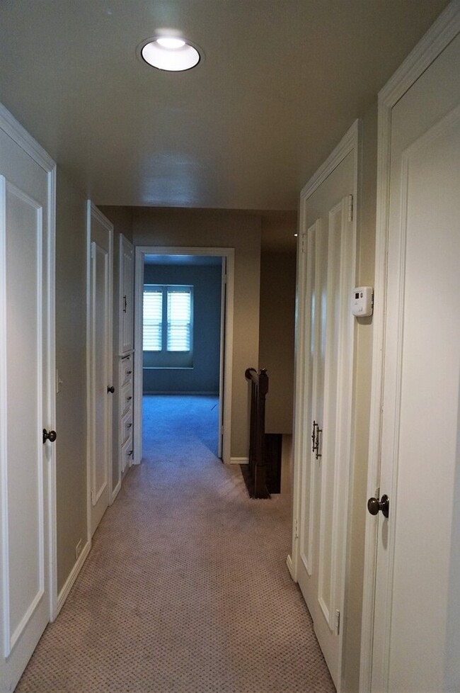 Building Photo - 3 bed 3 Bath 2 Car Garage Town Home in the...