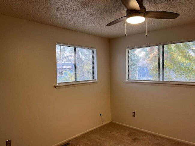 Building Photo - Pleasant Gunbarrel home 3/2.5/2 car