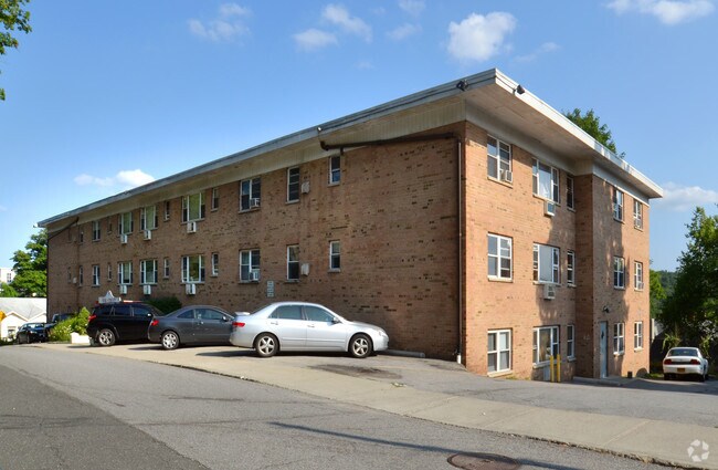 Primary Photo - 35 Oak St