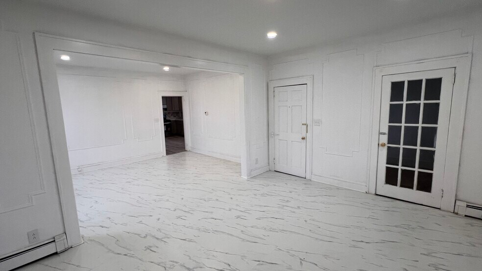 Building Photo - 247 Elm St