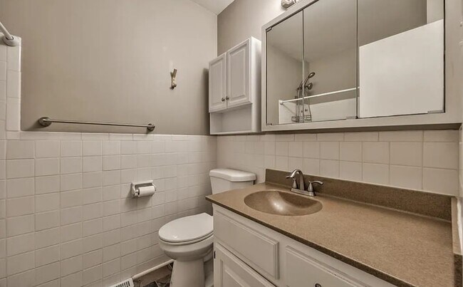 Building Photo - 8608 Maple Ave