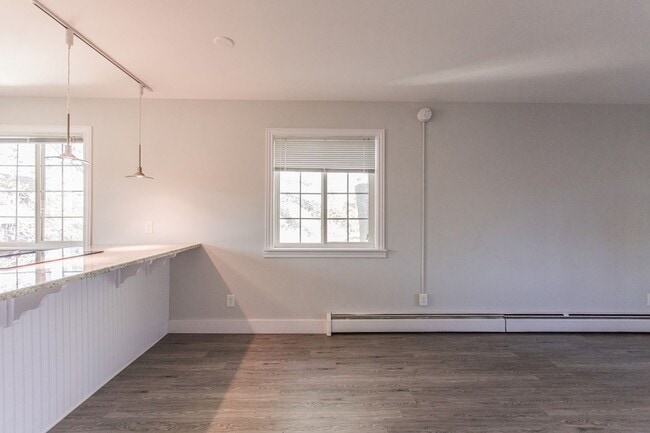 Building Photo - Immaculate Fully Renovated 2 bed/1 bath!