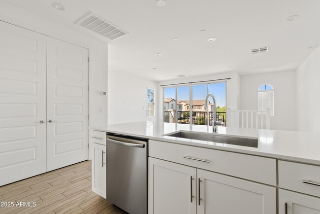 Building Photo - 4658 S Vapor
