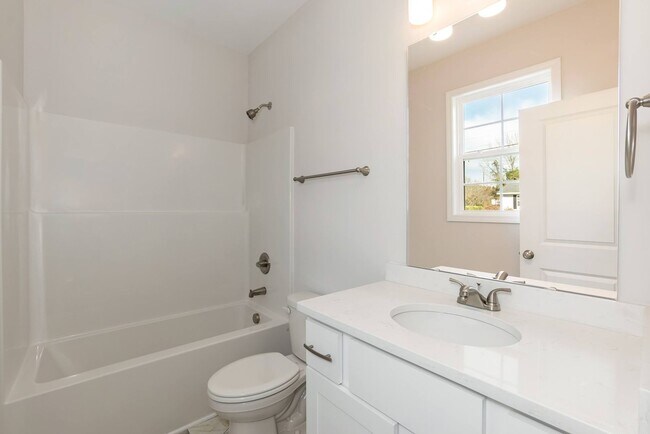 Building Photo - Three Bedroom Home!