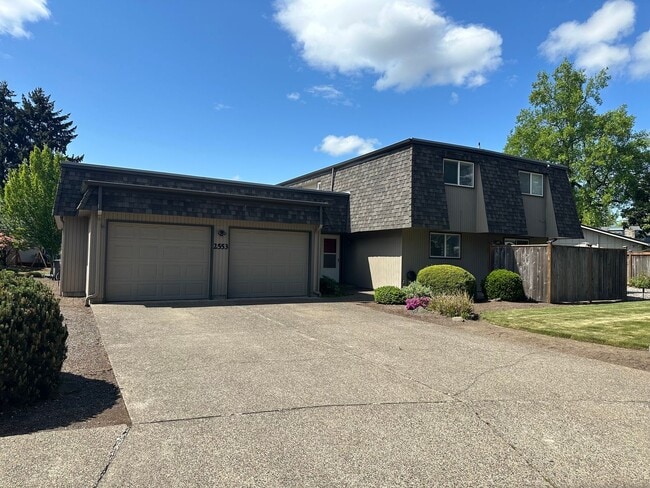 Primary Photo - Beautifully updated 3 bedroom 1.5 bath dup...