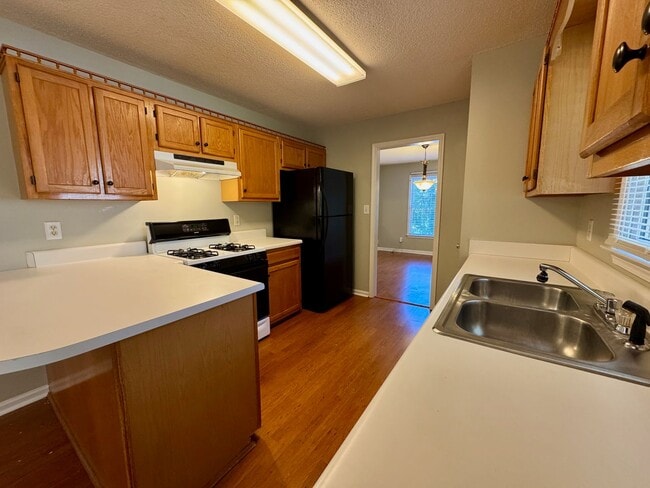 Building Photo - Home Sweet Dallas Home!