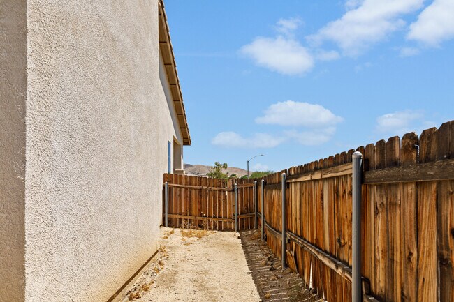 Building Photo - 13897 Mountain Top Dr