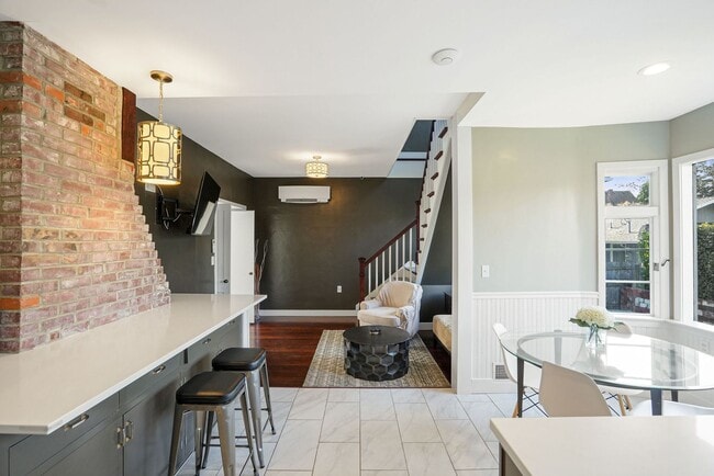 Building Photo - Fully furnished 5-bed, 3.5 bath home in hi...