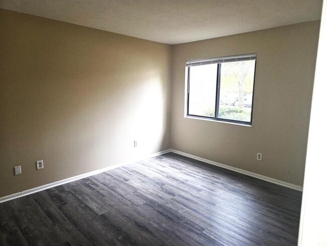 Building Photo - 4240 Village Pkwy Cir E