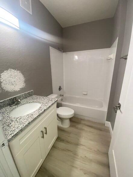 Building Photo - 16205 Enclave Village Dr