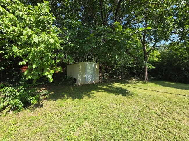 Building Photo - Cute 2 bed 1 bath house with 1 car garage