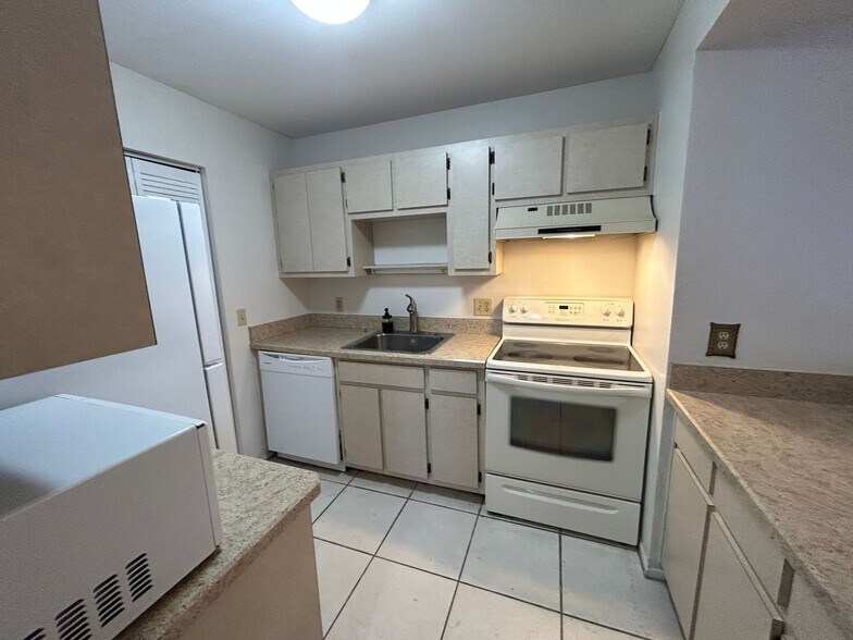 Building Photo - 2/2 Ground Floor Condo off Island Park Rd