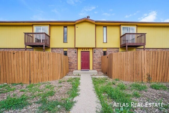 Building Photo - Private Balcony Oasis!