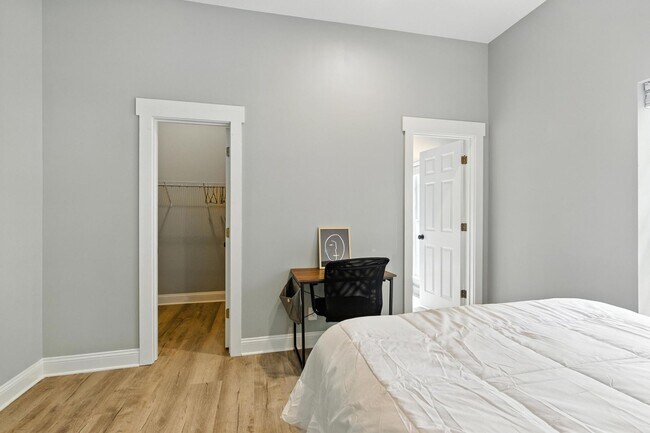 Building Photo - North Thomas 472-492