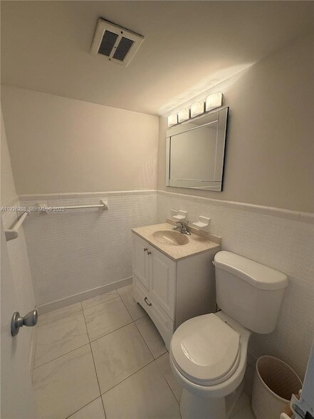 Building Photo - 9700 E Bay Harbor Dr