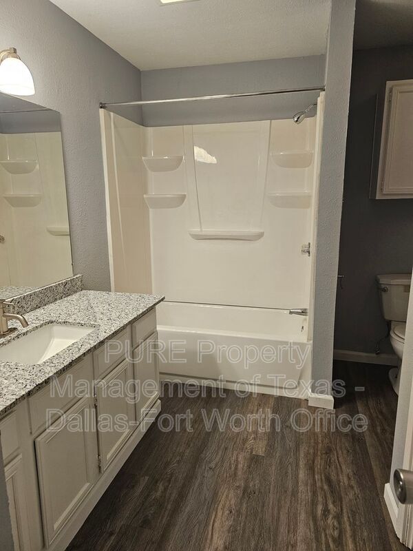 Building Photo - 806 Castleglen Dr