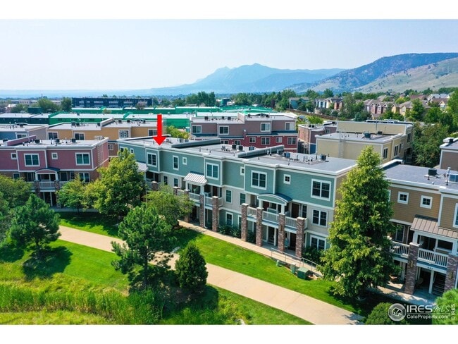 Building Photo - Bright & Beautiful 2-Level Condo in NoBo, available June 5th
