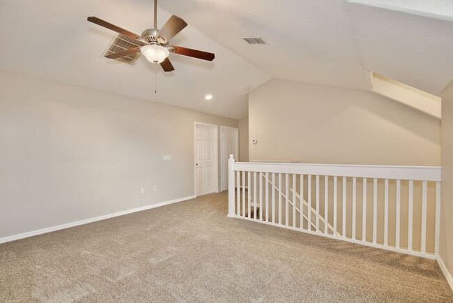 Building Photo - Charming 3/2.5 Spacious Townhome with a 2 ...