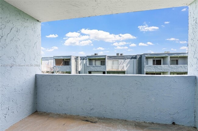 Building Photo - 9365 Fontainebleau Blvd