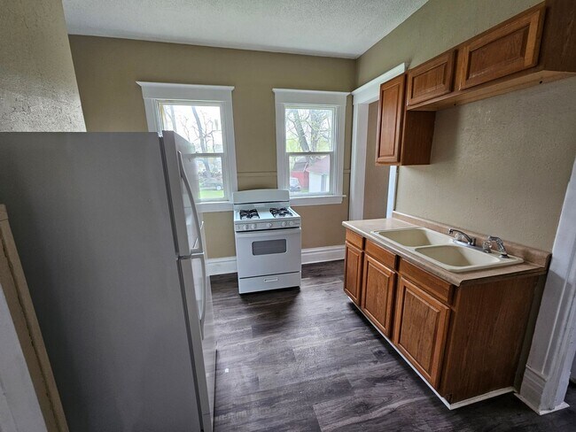Building Photo - 1ST MONTH RENT FREE!!!