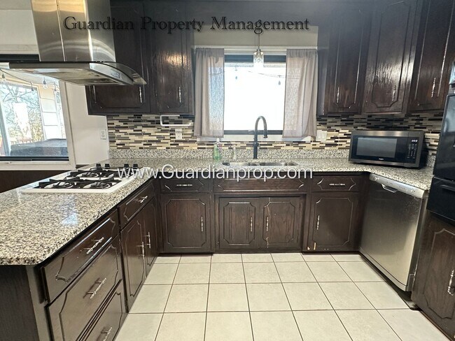 Building Photo - Burnsville Single Family Home, 2 Car Garage, Large Sun Room, Fireplace, Deck