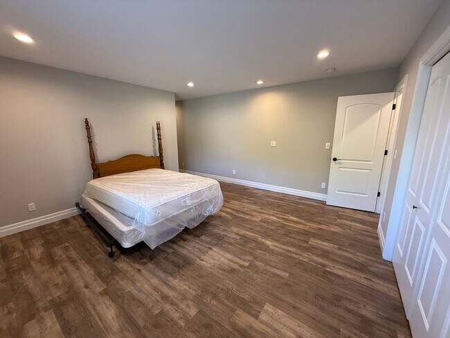 Building Photo - POULSBO - BEAUTIFUL AND BRANDNEW 1 BED 1 BATH