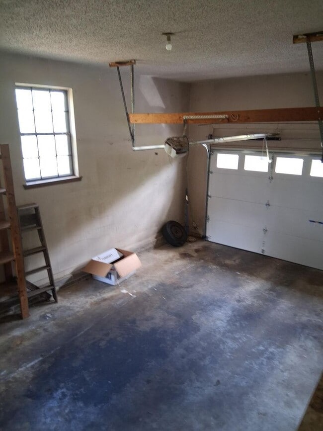 Building Photo - Alabaster