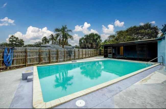 Building Photo - 1101 NW 14th Ct