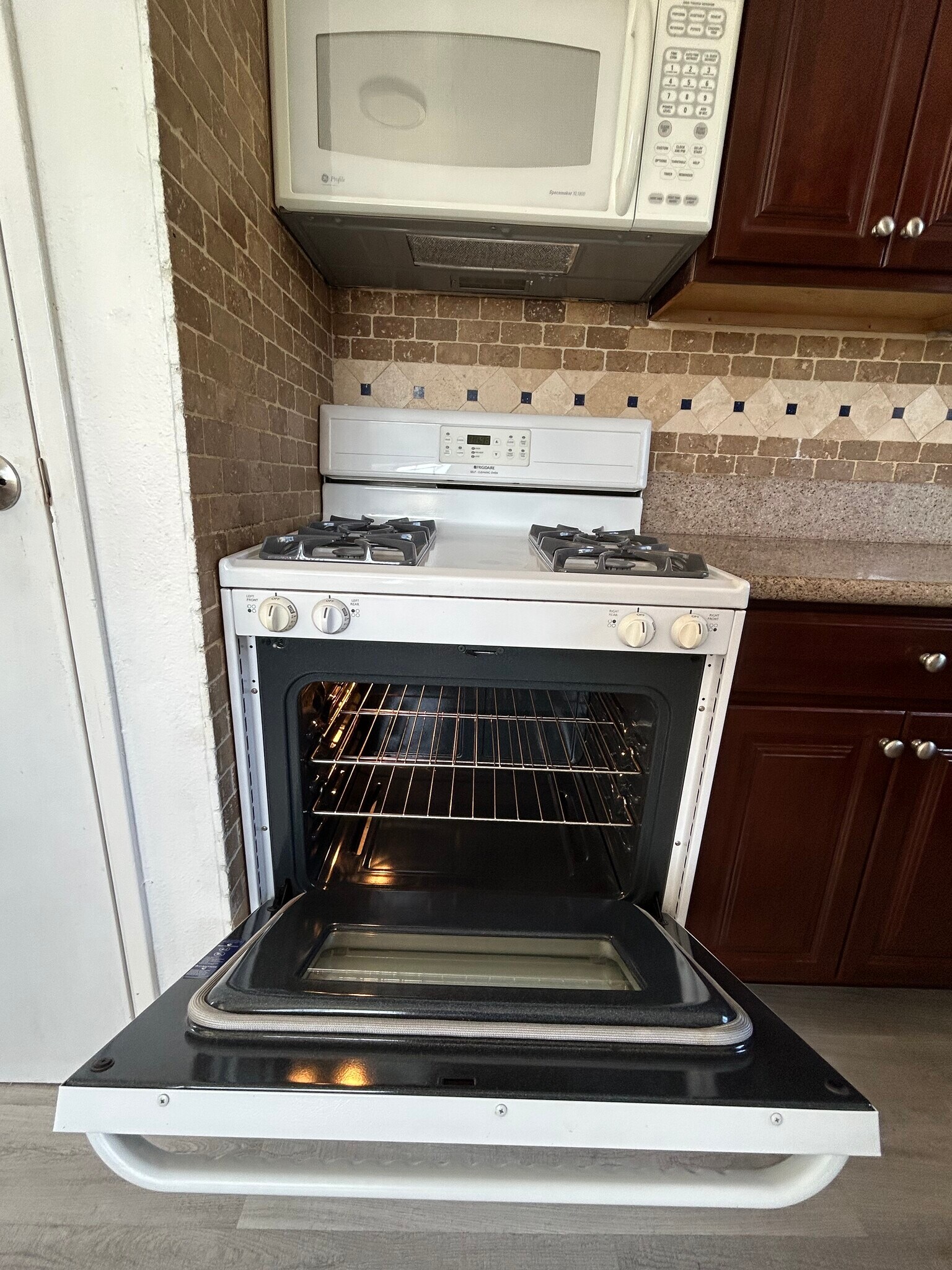 Kitchen stove and oven - 1156 N Chicago St