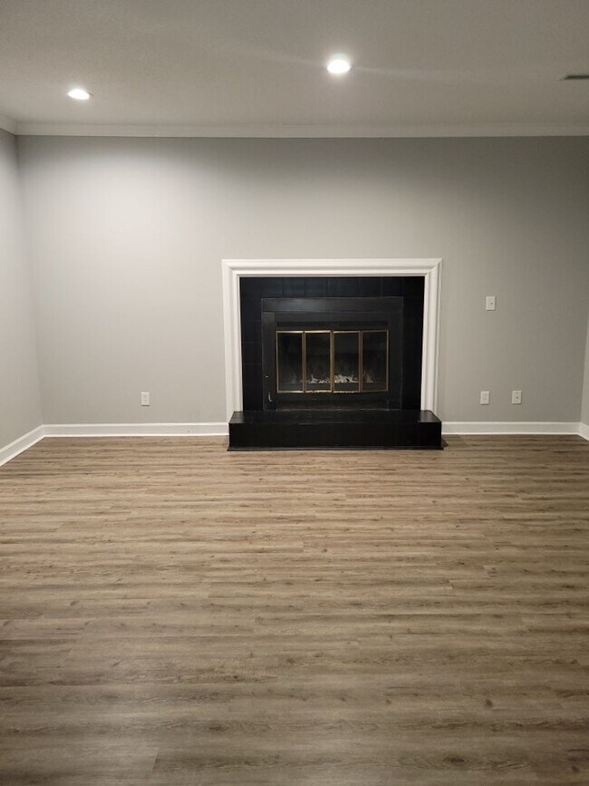 Building Photo - Coming Soon.... Spacious 3 Bedroom 2.5 Bath Townhome!!