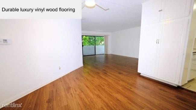 Building Photo - 10721 Moorpark St