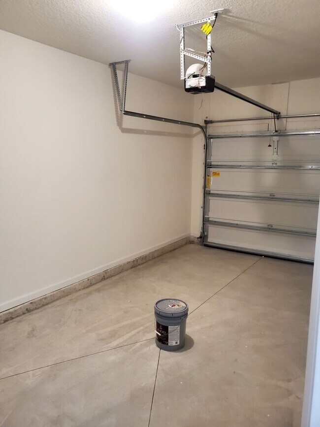 Building Photo - 3BR/2.5BA Townhome in Cul-de-Sac. Garage. Small Pets Welcome! Minutes from Treaty Park!