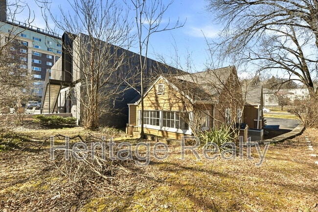 Building Photo - 3820 Sutherland Ave