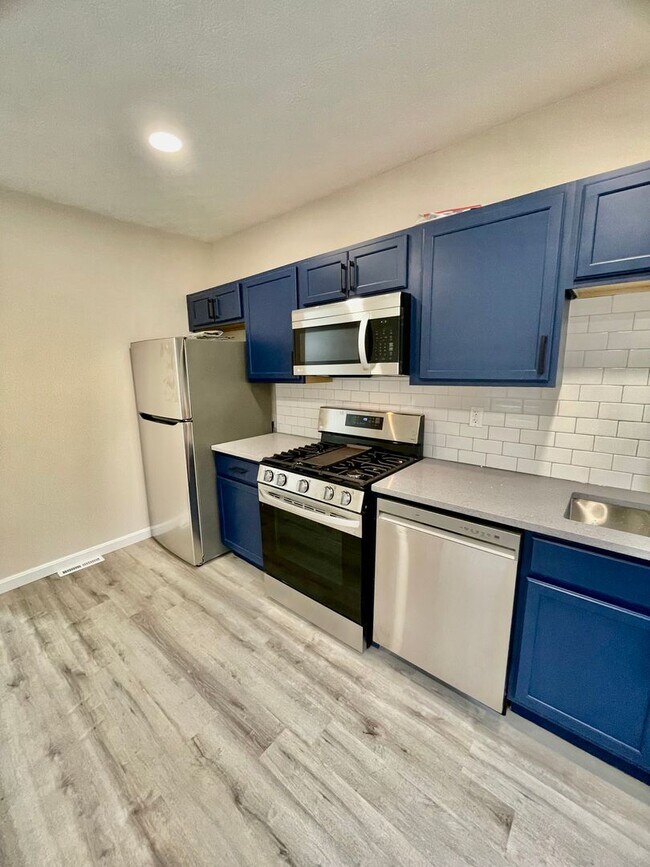 Building Photo - 112 Hemlock St