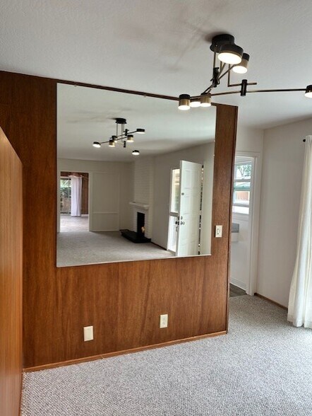 Dinig Area - 2650 Fleetwood Dr