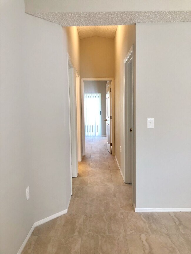 Building Photo - CUTE STARTER HOME with SINGLE GARAGE IN SOUTHEAST ORLANDO