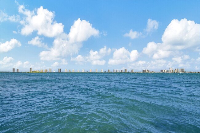 Building Photo - 1110 Lake Shore Dr