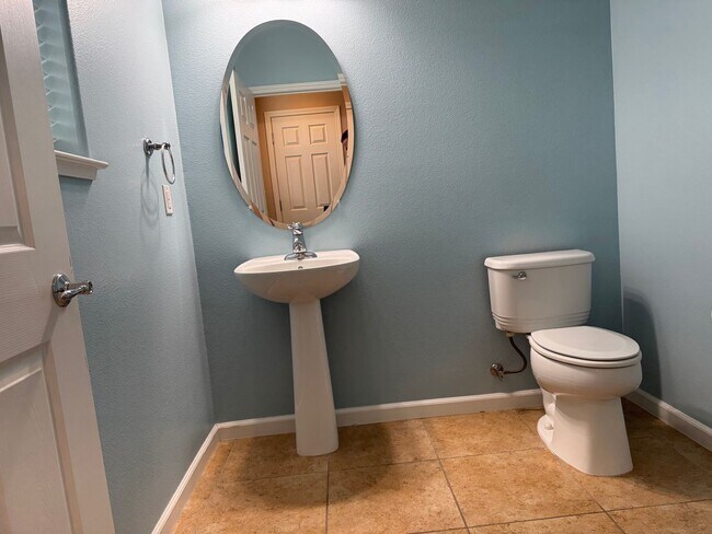 Building Photo - Corner lot Roseville property!