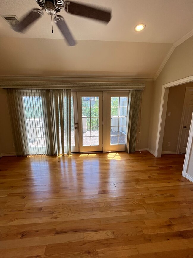 Building Photo - Wonderful 4/3.5 Townhome
