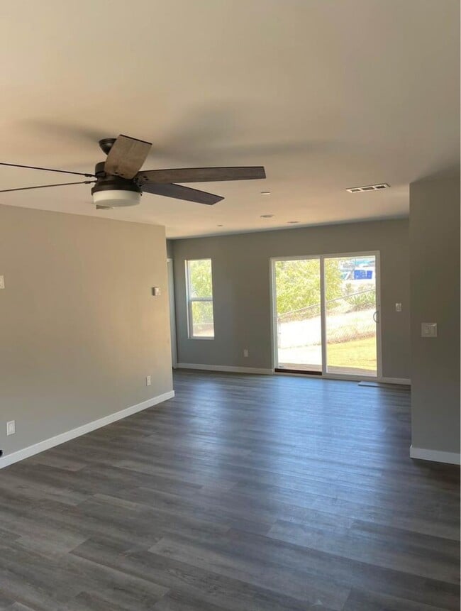 Building Photo - 3 bedrooms townhome in National City
