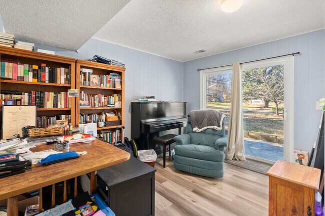 Building Photo - Elegant & Modern Home with Beautiful Interior