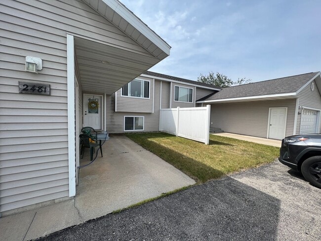 Building Photo - Spacious Split-Level Retreat Just Minutes ...