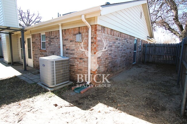 Building Photo - 1630 Kavel Dr