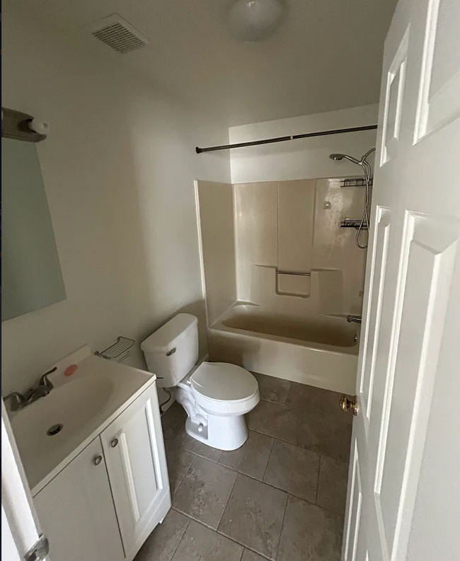 Building Photo - Modern 2-Bedroom Apartment in a Prime Loca...