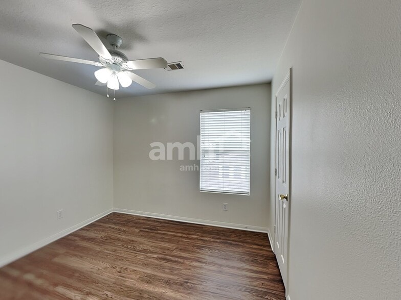 Building Photo - 3631 Barkers Crossing Ave