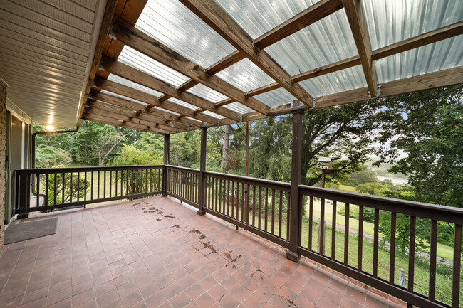 Covered tiled deck - 162 Osborne St