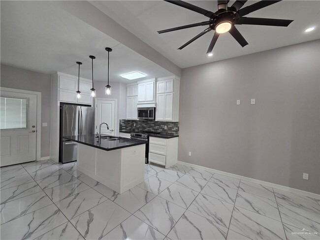 Building Photo - 6 6th St