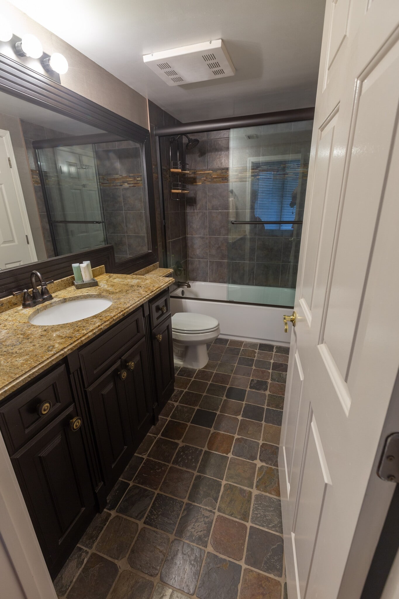 Building Photo - 3481 Lakeside Dr NE